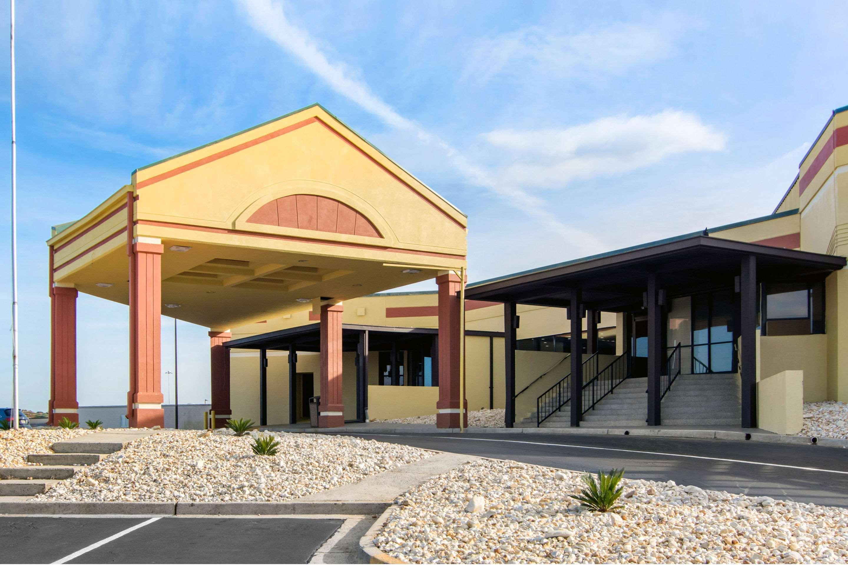 Suburban Studios Macon Exterior foto